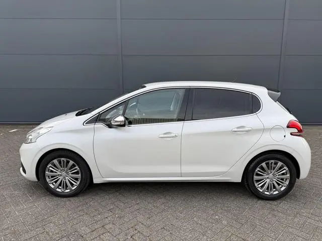 Peugeot 208 110pk Allure (Automatische Airco - Navigatie - Apple Carplay - Parkersensoren - Lichtmet...