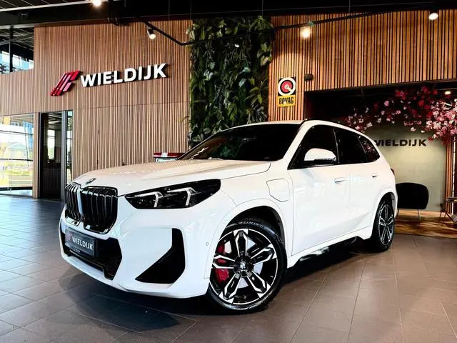 BMW X1 xDrive25e M Sport Pro 360 Camera / HUD / Keyless / M ALcantara Stoel met blauw Stiksel / M Li...