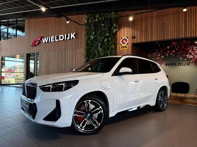 BMW X1 xDrive25e M Sport Pro 360 Camera / HUD / Keyless / M ALcantara Stoel met blauw Stiksel / M Li...