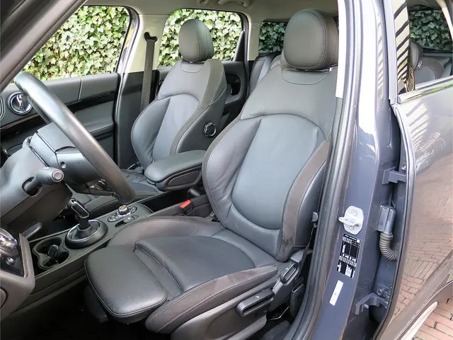 MINI Countryman 2.0 Cooper S Chili F60 met Pano.dak, LED, Leer, Apple Carplay en 18"