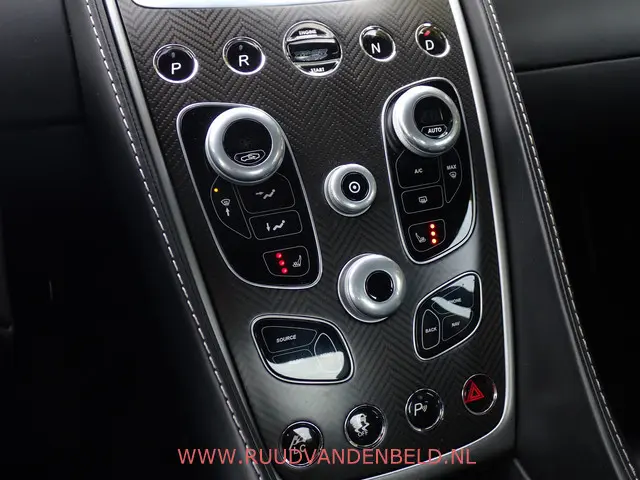 Aston Martin V12 Vanquish