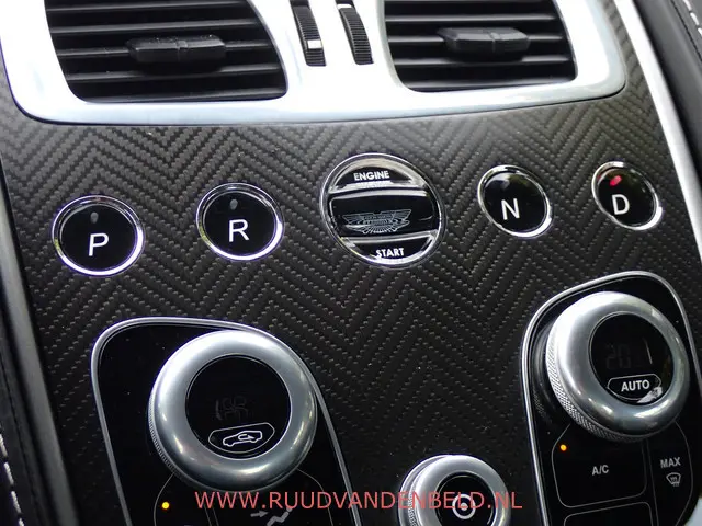 Aston Martin V12 Vanquish