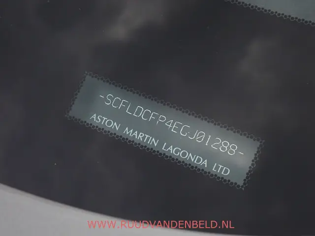 Aston Martin V12 Vanquish