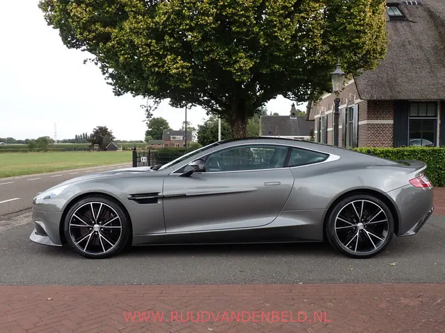 Aston Martin V12 Vanquish