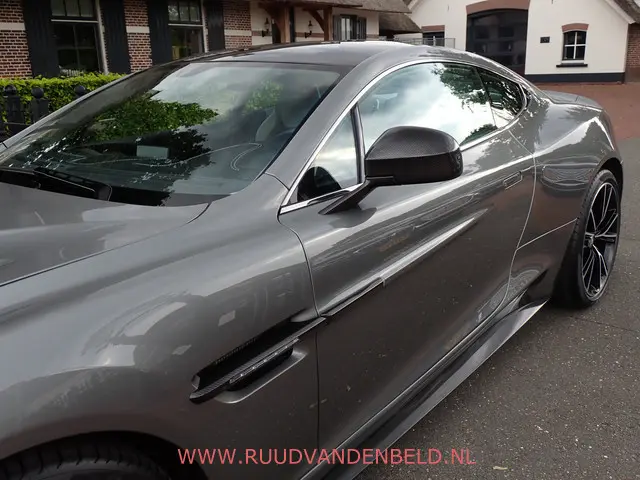 Aston Martin V12 Vanquish