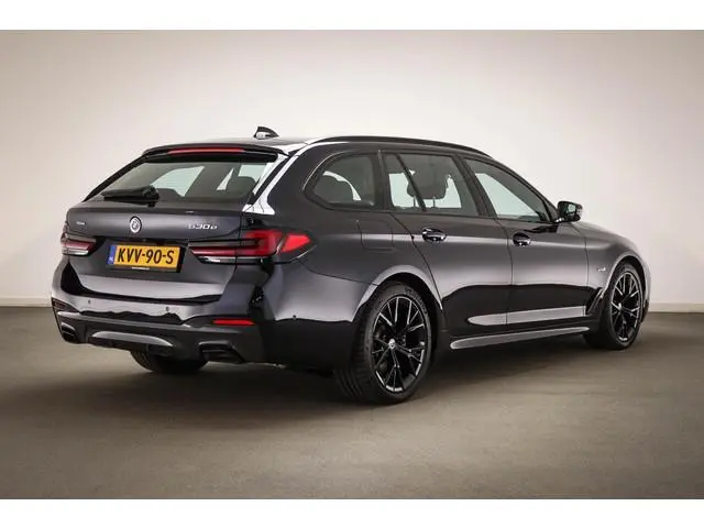 BMW 5-serie Touring 530e xDrive M-Sport | LEDER | STOELVERWARMING | TREKHAAK | 19"
