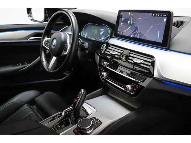 BMW 5-serie Touring 530e xDrive M-Sport | LEDER | STOELVERWARMING | TREKHAAK | 19"