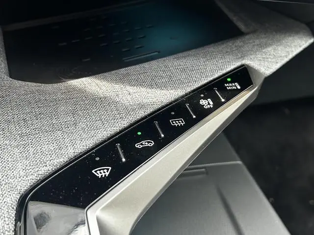 Peugeot e-3008