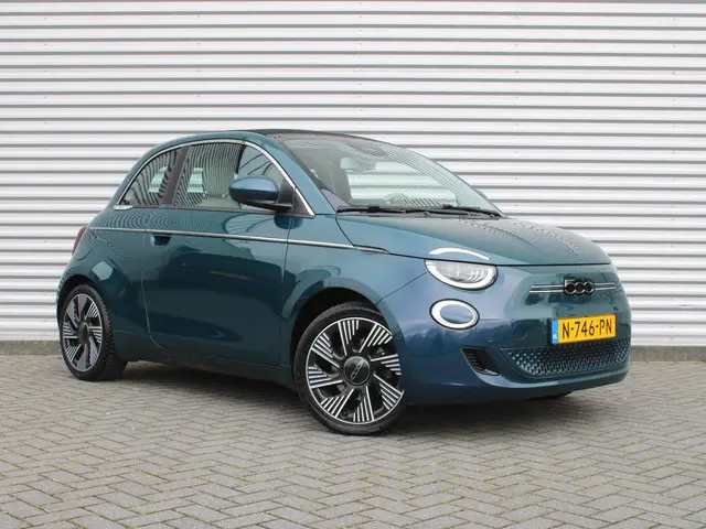Fiat 500 C La Prima 42 kWh | Schuifdak | Stoelverwarming | Camera |  Dodehoek detectie | LED | Cruis...