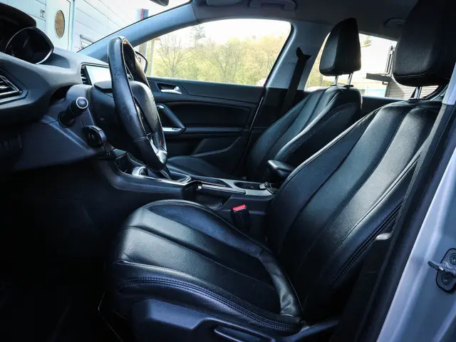 Peugeot 308 1.2 VTi Active | Clima | Cruise | Navi | Leer | Pdc voor/achter | Lichtmetaal |