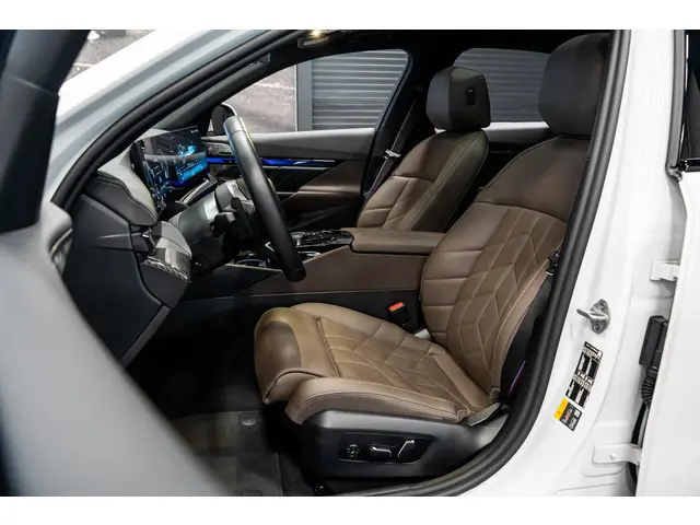 BMW 5-serie 550e xDrive *M-Sport Pro / Bowers & Wilkins / Panorama / Stoelventilatie / HUD / Surroun...