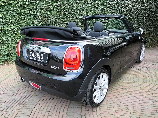 MINI Cabrio 1.5 Cooper Chili F57 met Keyless, LED, Navi, BT en 17"