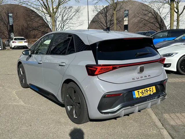 CUPRA Born Essential 62 kWh VAN € 24.900,- VOOR € 21.770,- UW LENTEVOORDEEL € 3.130,-! | SOH 91% |WA...
