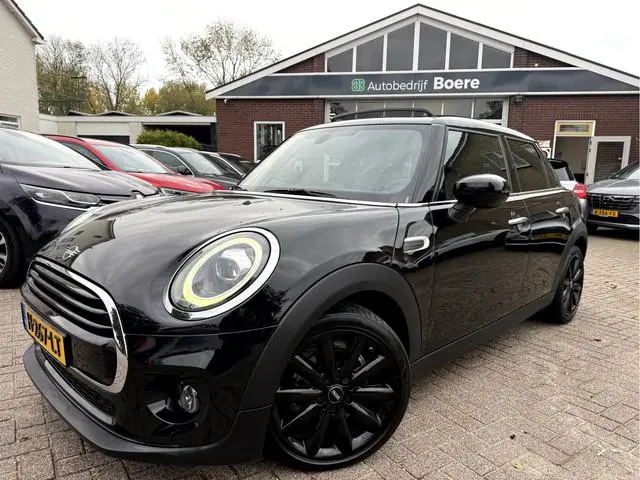 MINI 5-Deurs 1.5 Cooper Business Edition Panoramadak, Camera, Stoelverwarming, 17''Lmv