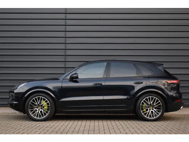 Porsche Cayenne 3.0 E-Hybrid 462pk Sport Chrono | Pano | Trekhaak | 360 Camera | Bose | Stuurverwarm...