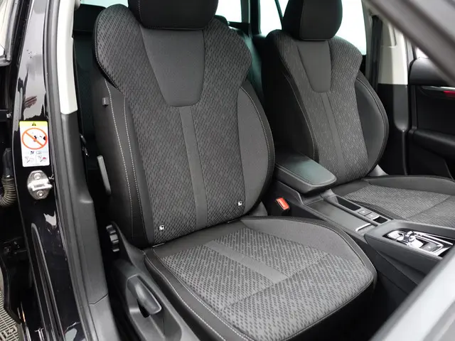 ŠKODA Octavia Combi 1.0 e-TSI Business Edition Plus Aut- Dynamic Select, Camera, Lane Assist, Sfeerv...