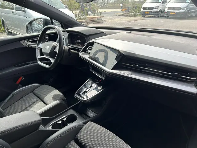 Audi Q4 e-tron 40 204pk S Edition 77 kWh SOH 92% Camera Stoelverwarming Ambianceverlichting ACC Virt...