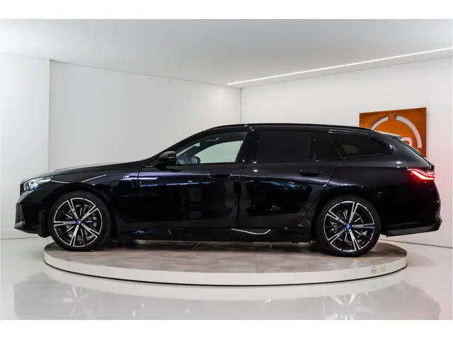 BMW 5-serie Touring 530e High Executive M Sport 300PK | Pano | H/K | Sfeer | Driving Ass. Pro | Fabr...