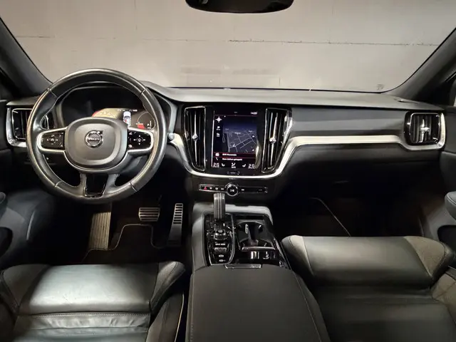 Volvo V60 2.0 T8 Recharge AWD R-Design | Elektr. trekhaak | Camera | Stoel/stuurverwarming | Carplay...