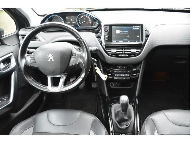 Peugeot 2008 1.2 PureTech Allure Panorama dak Trekhaak Clima Navi Camera