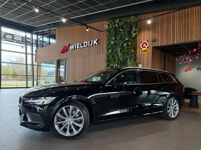 Volvo V60 2.0 T8 Recharge AWD R-Design Pannorama schuif trekhaak elektrisch