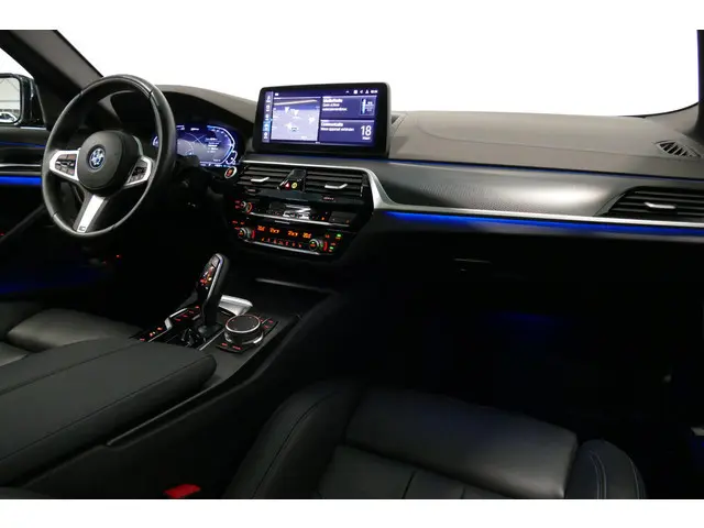 BMW 5-serie 530e xDrive M Sport / Schuif-/kanteldak/ M Performance stoelen / M Sport Bodykit / Elekt...