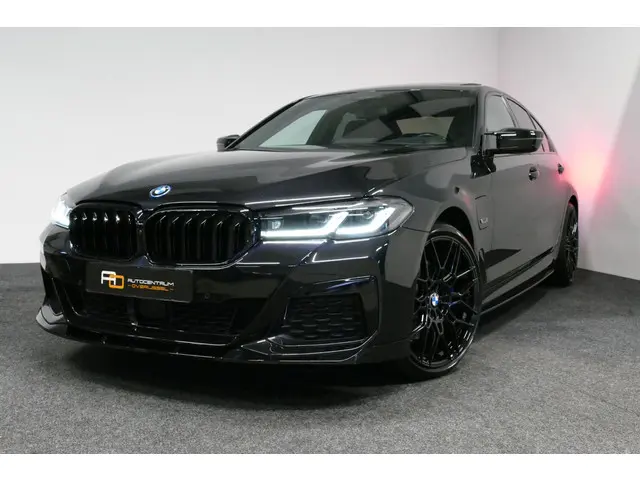 BMW 5-serie 530e xDrive M Sport / Schuif-/kanteldak/ M Performance stoelen / M Sport Bodykit / Elekt...