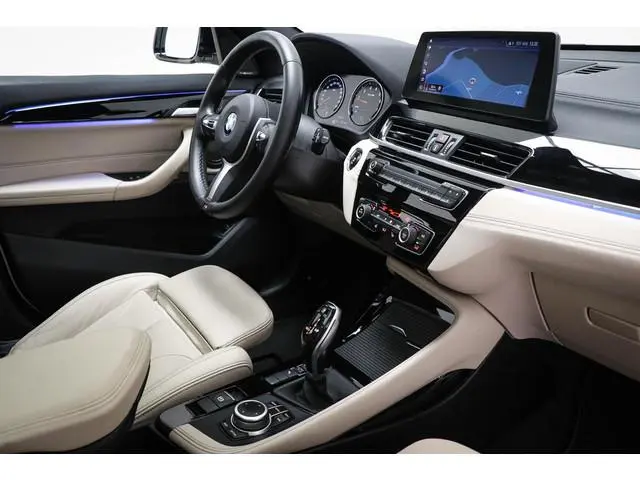 BMW X1 sDrive20i High Executive Edition | PANORAMADAK | HEAD UP | LEDER | HARMAN KARDON | DAB | TREK...
