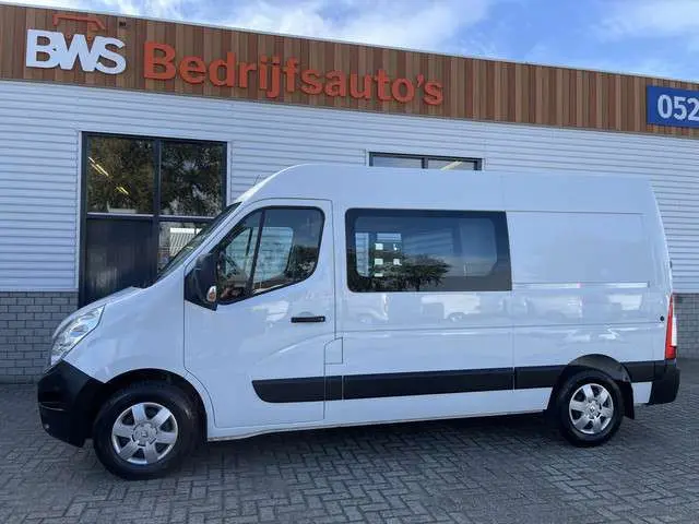 Renault Master T35 2.3 dCi 130pk L2H2 DC 6 persoons / vaste prijs rijklaar € 15.950 ex btw / lease vanaf € 311 / airco / cruise control / navigatie / trekhaak 2500 kg / pdc achter !