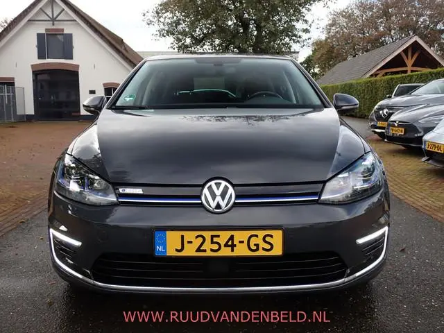 Volkswagen e-Golf E-DITION 89%SOH // WARMTEPOMP !! CARPLAY / ACC / NAVIGATIE /