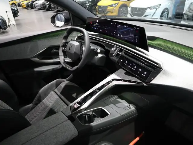 Peugeot e-5008