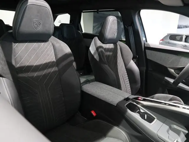 Peugeot e-5008