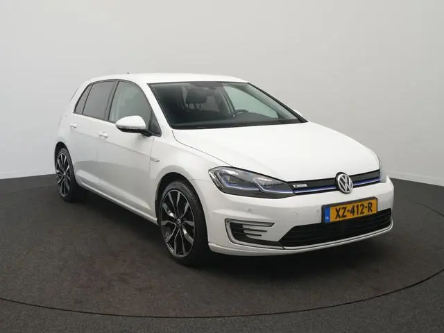 Volkswagen e-Golf e-Golf - RIJKLAARPRIJS - SOH 90% - Volledig Elektrisch! - 18 inch Velgen! - Adapti...