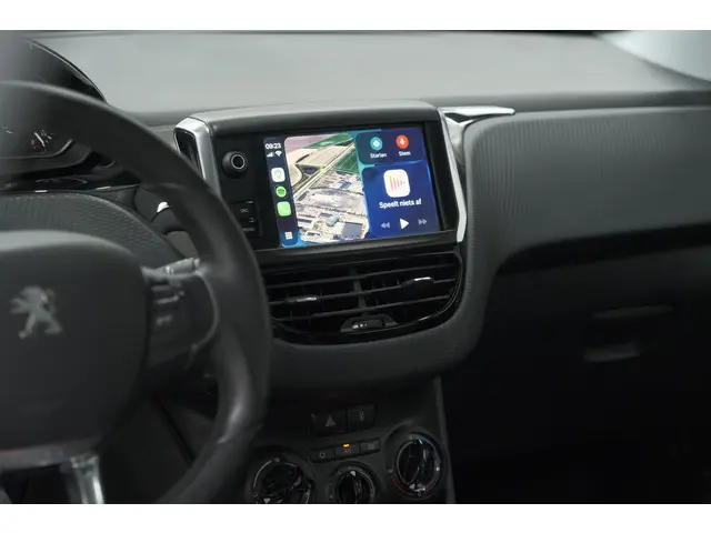 Peugeot 2008 PureTech 110 Blue Lion | Trekhaak | Apple Carplay | Panoramadak | Parkeersensoren