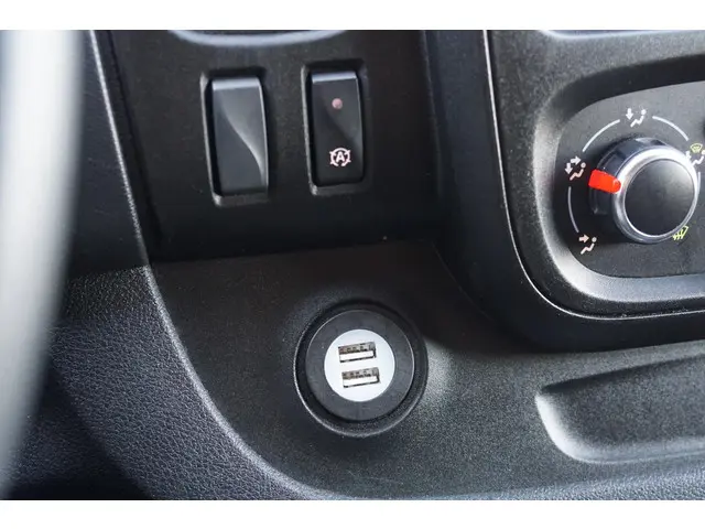 Nissan NV300