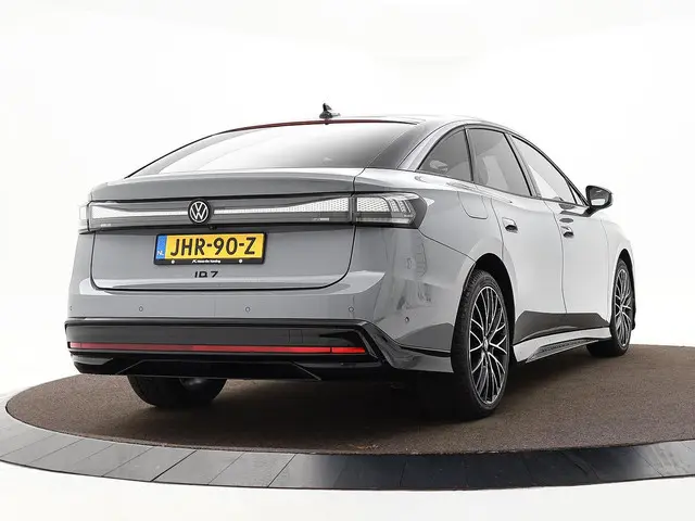 Volkswagen ID.7 Pro Limited Edition 77 kWh accu 286 pk · Achteruitrijcamera · Draadloze telefoonverb...