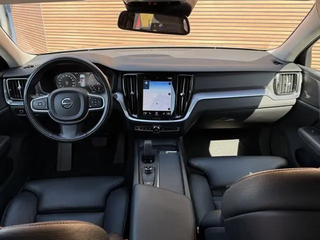 Volvo V60 2.0 B3 Momentum Advantage