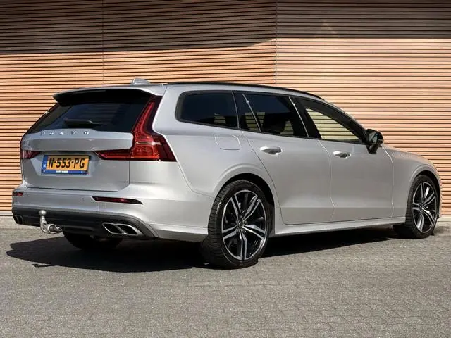 Volvo V60 2.0 B3 Momentum Advantage