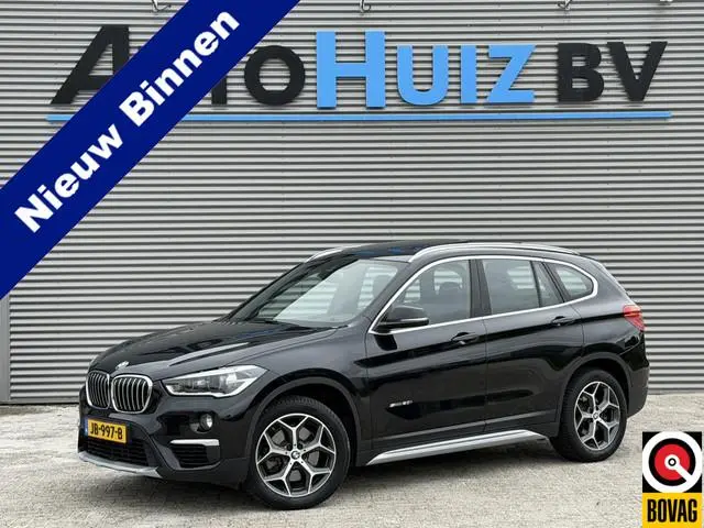 BMW X1 sDrive20i xLine Leder Panoramadak HiFi Pakket Head-Up Display PDC Afn. Trekhaak Sportstoelen...