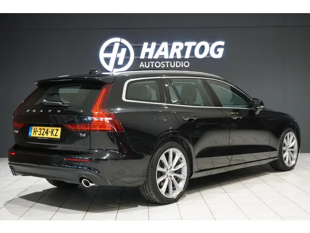 Volvo V60 2.0 T4 Momentum Pro + LEDER / PANO / TREKHAAK ELEKTRISCH