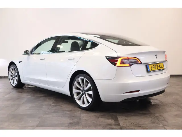 Tesla Model 3 Long Range AWD 75 kWh Full Self-Driving Capability