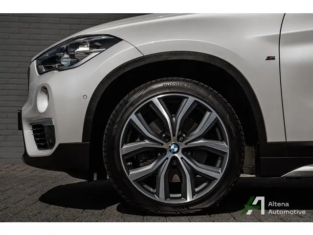 BMW X1 sDrive20i Orange Edition II panodak, sportstoelen, leder, trekhaak