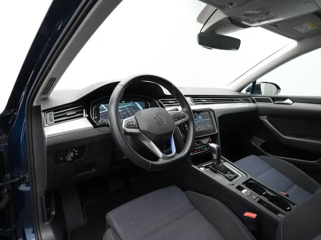 Volkswagen Passat 1.4 TSI 218 pk PHEV GTE | Trekhaak | Discover Pro | Achteruitrijcamera | Stoelverw...