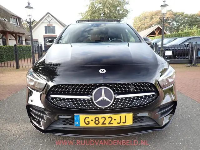 Mercedes-Benz B-klasse 180 AMG-LINE / CAMERA / CARPLAY / TREKHAAK / SCHUIF-KANTEL