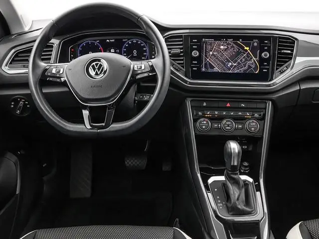 Volkswagen T-Roc 1.5 TSI 150pk DSG Sport · Panoramadak · Camera · Apple/Android Car Play · Navigatie...