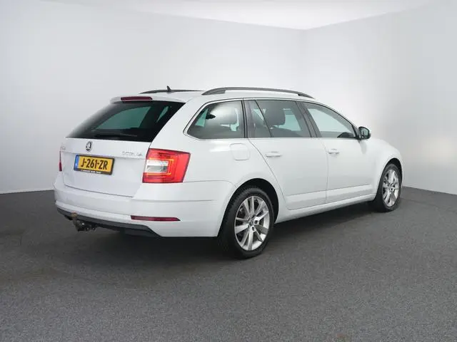 Skoda Octavia Combi 1.5 TSI Greentech Business Edition | Trekhaak | Cruise | Navi | Carplay | PDC |
