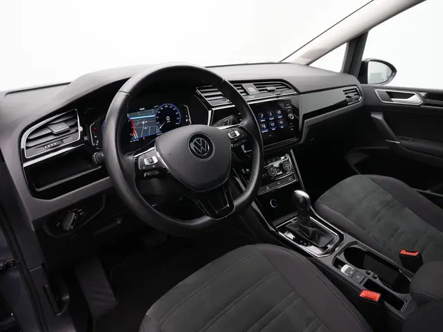 Volkswagen Touran 7-zits 1.5 TSI 150 pk DSG Highline / R-Line | Trekhaak | Achteruitrijcamera | Navigatie | Stoelverwarming | Adaptive Cruise