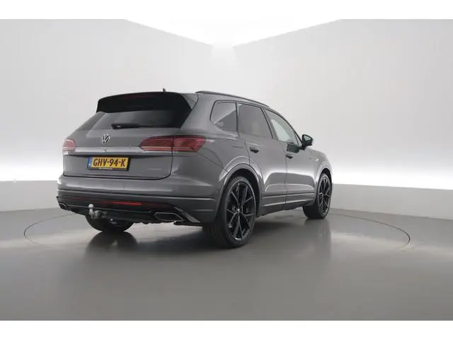 Volkswagen Touareg 3.0 TSI 462pk eHybrid 4MOTION R | Rijklaar! | Elek. Trekhaak | Luchtvering | Vent...