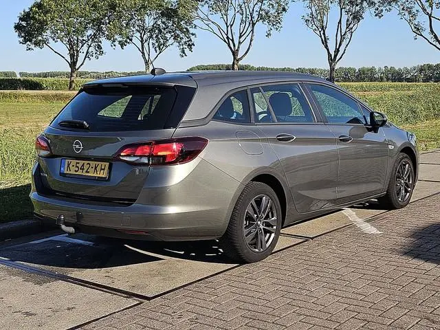 OPEL ASTRA 1.2 sports tourer execut
