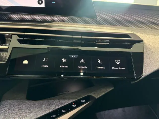 Peugeot e-5008